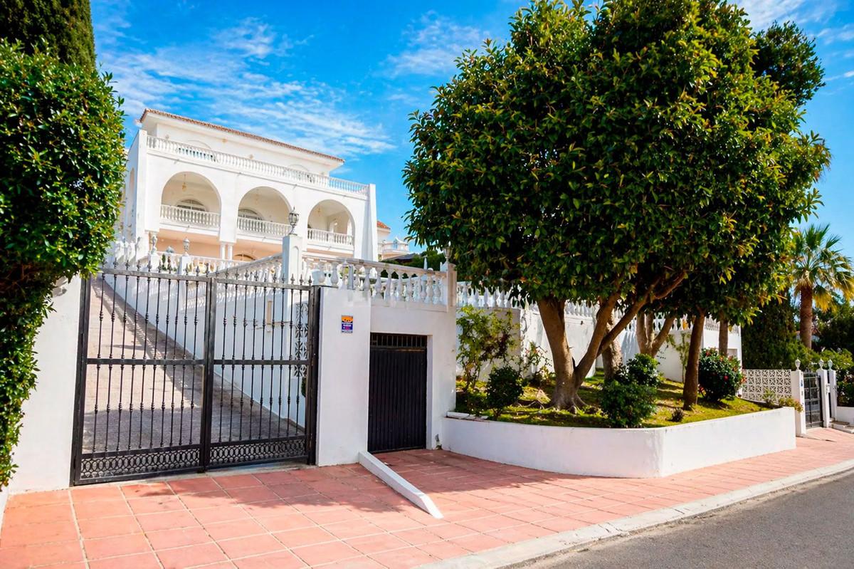Villa for Sale in Benalmádena