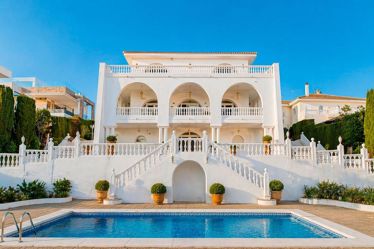 Villa for Sale in Benalmádena