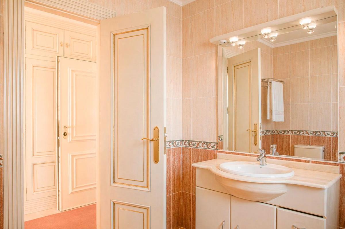 Villa for Sale in Benalmádena