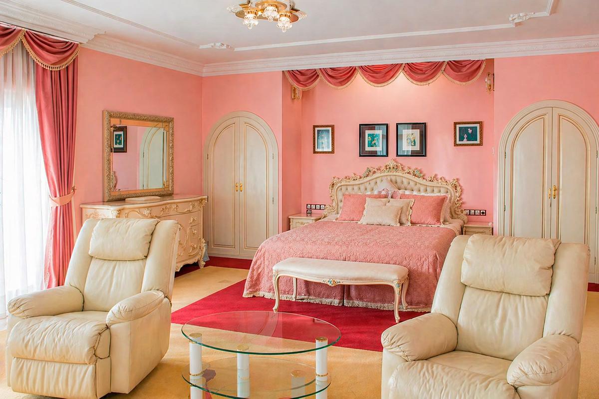 Villa for Sale in Benalmádena
