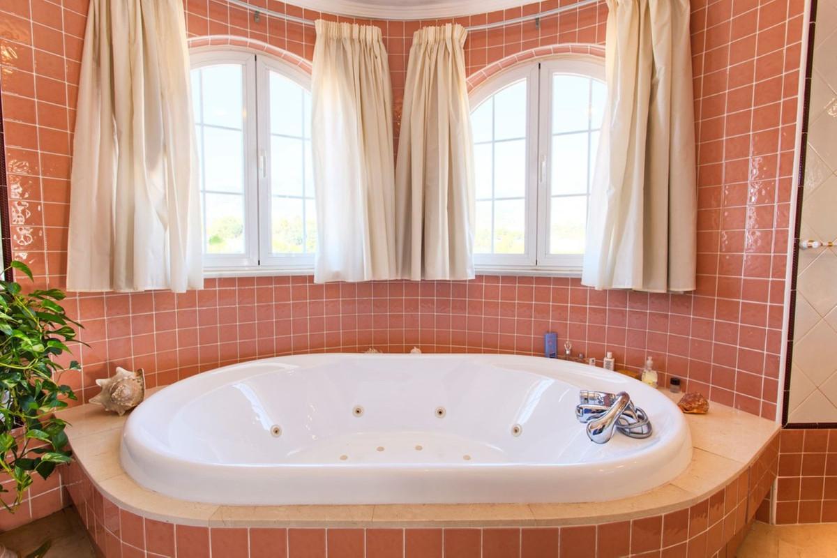 Villa for Sale in Benalmádena