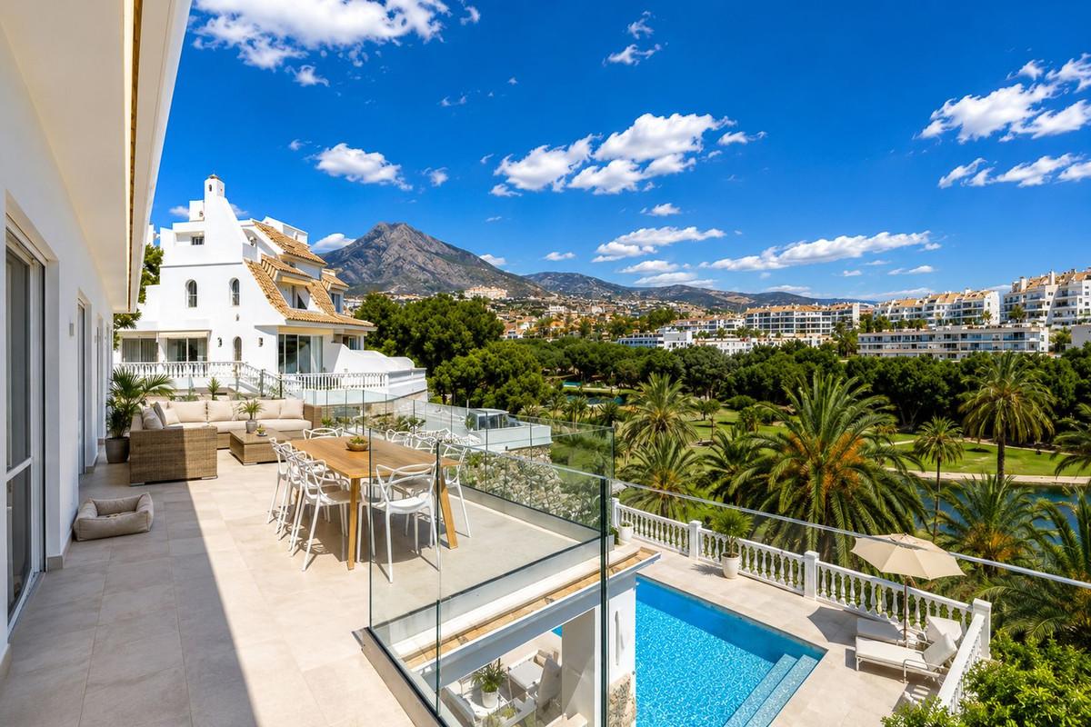 Villa for Sale in Benalmádena