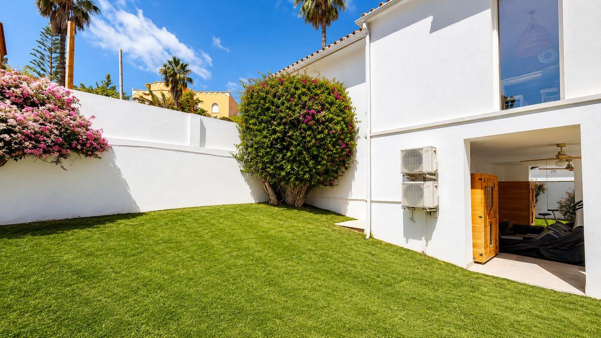 Villa for Sale in Benalmádena