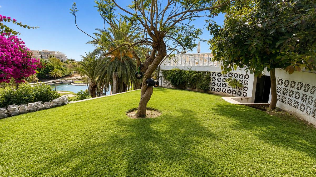 Villa for Sale in Benalmádena