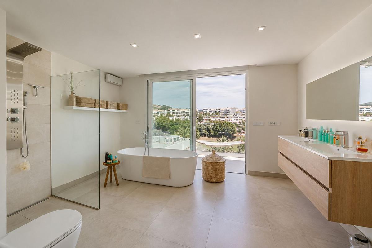 Villa for Sale in Benalmádena