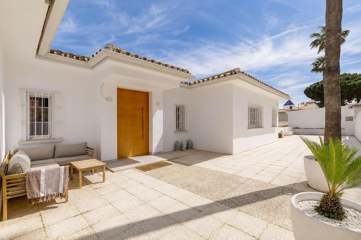 Villa for Sale in Benalmádena