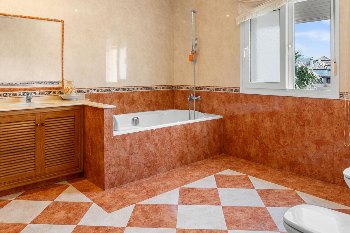 Villa for Sale in Benalmádena