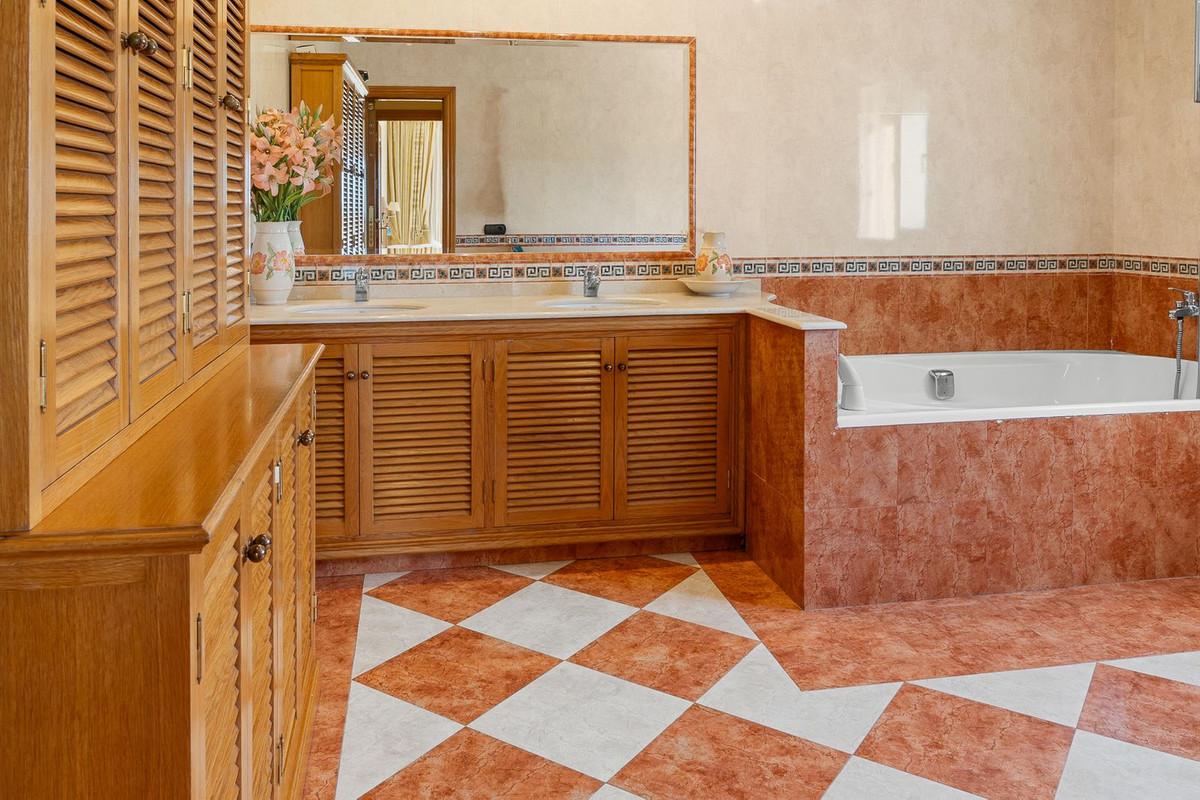Villa for Sale in Benalmádena