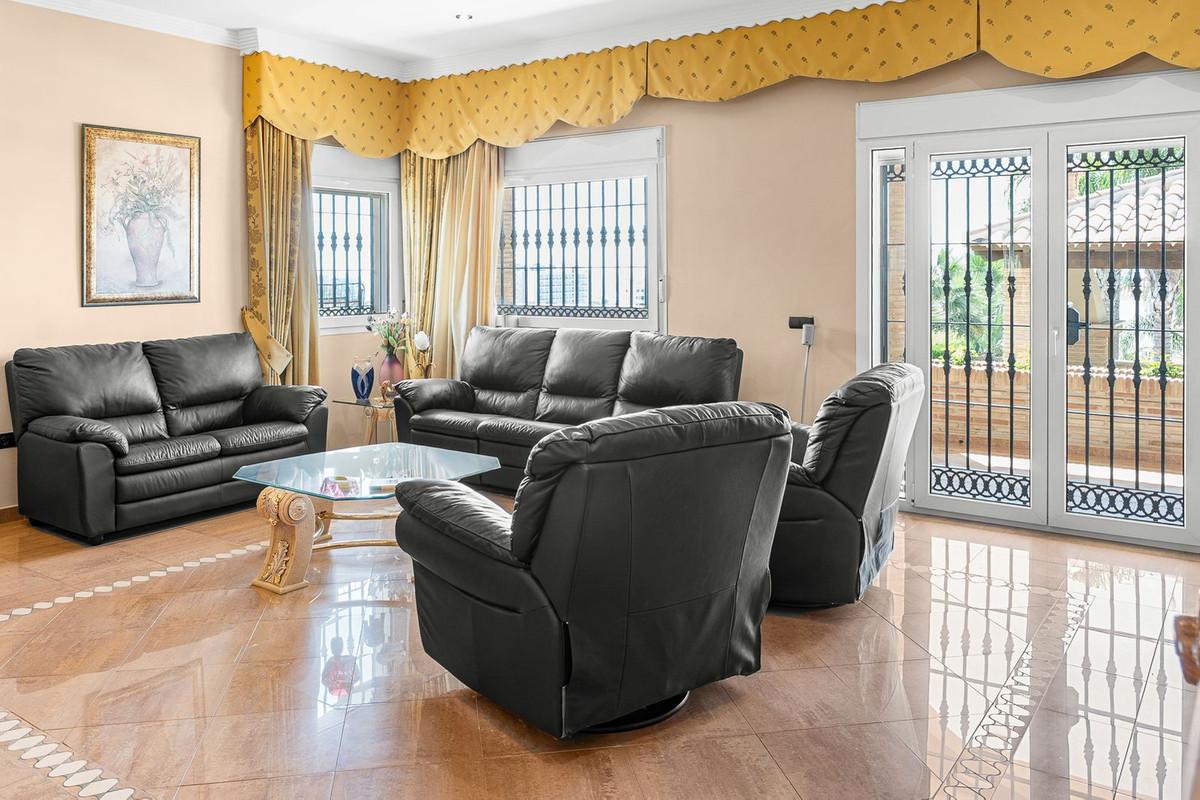 Villa for Sale in Benalmádena