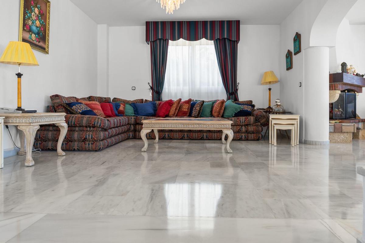 Villa for Sale in Benalmádena