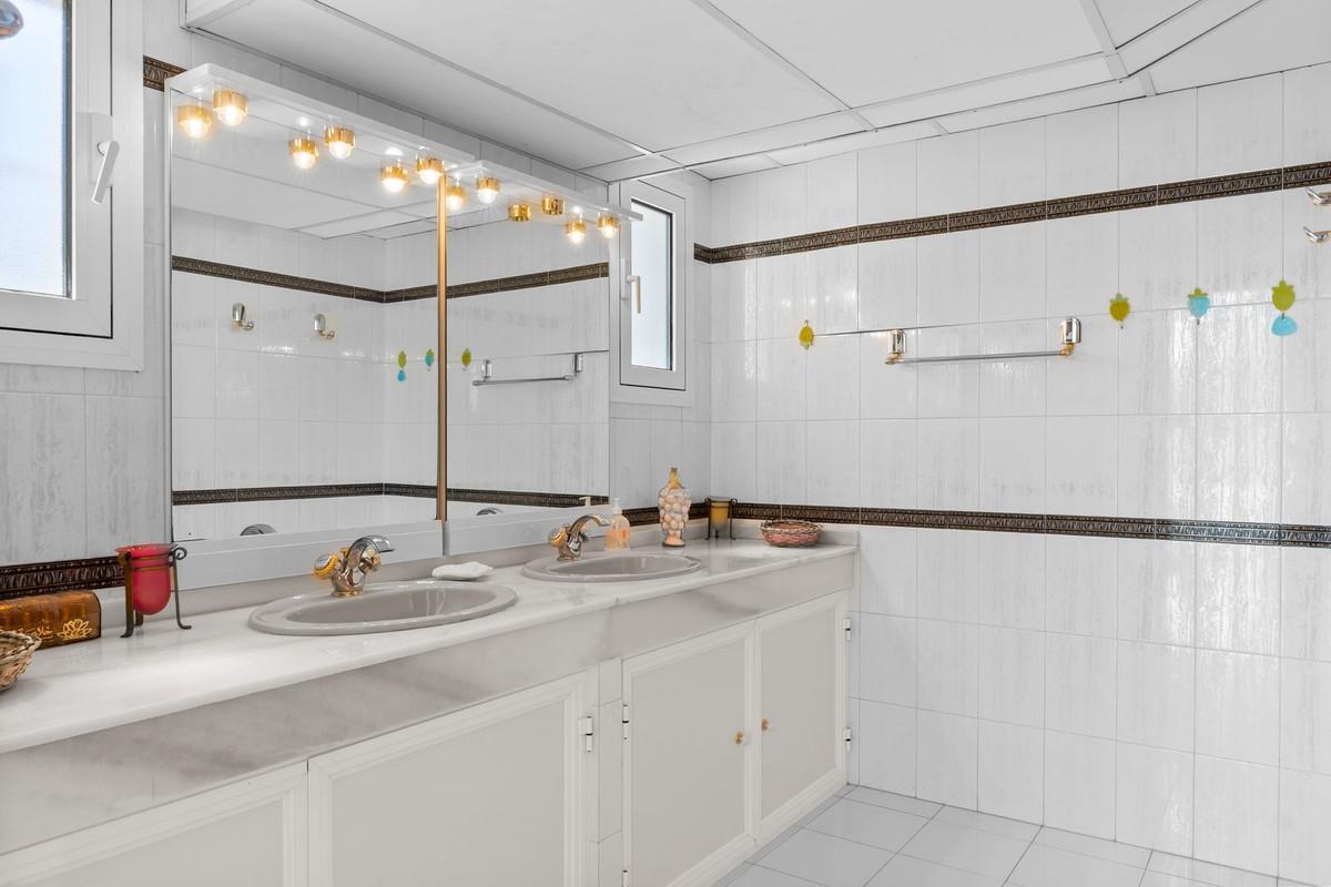 Villa for Sale in Benalmádena