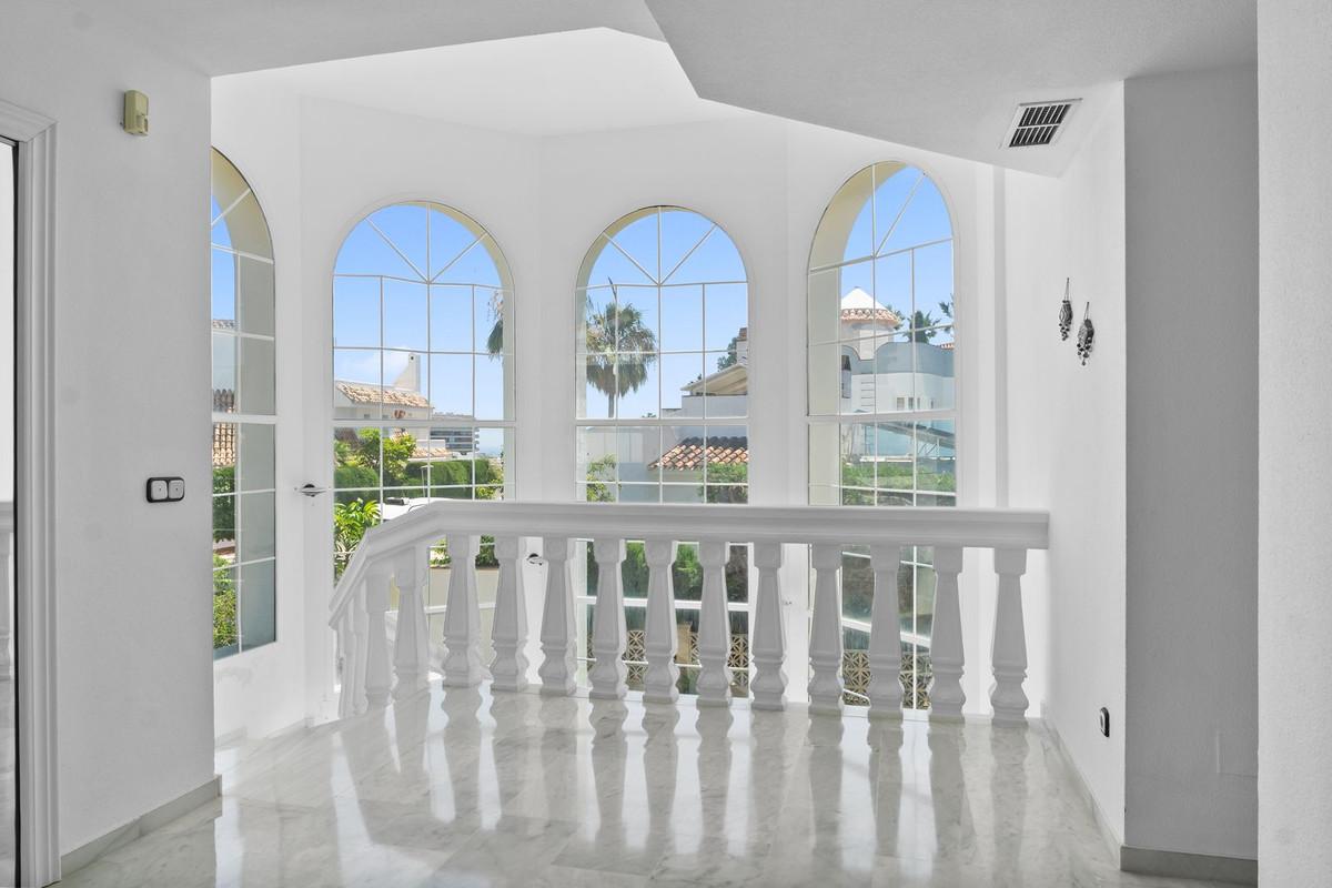 Villa for Sale in Benalmádena