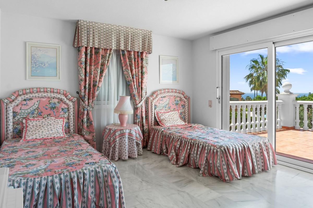 Villa for Sale in Benalmádena