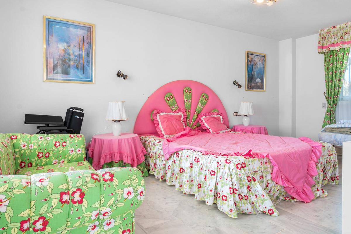 Villa for Sale in Benalmádena