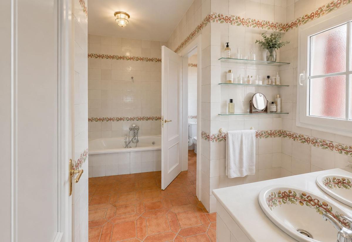 Villa for Sale in Benalmádena