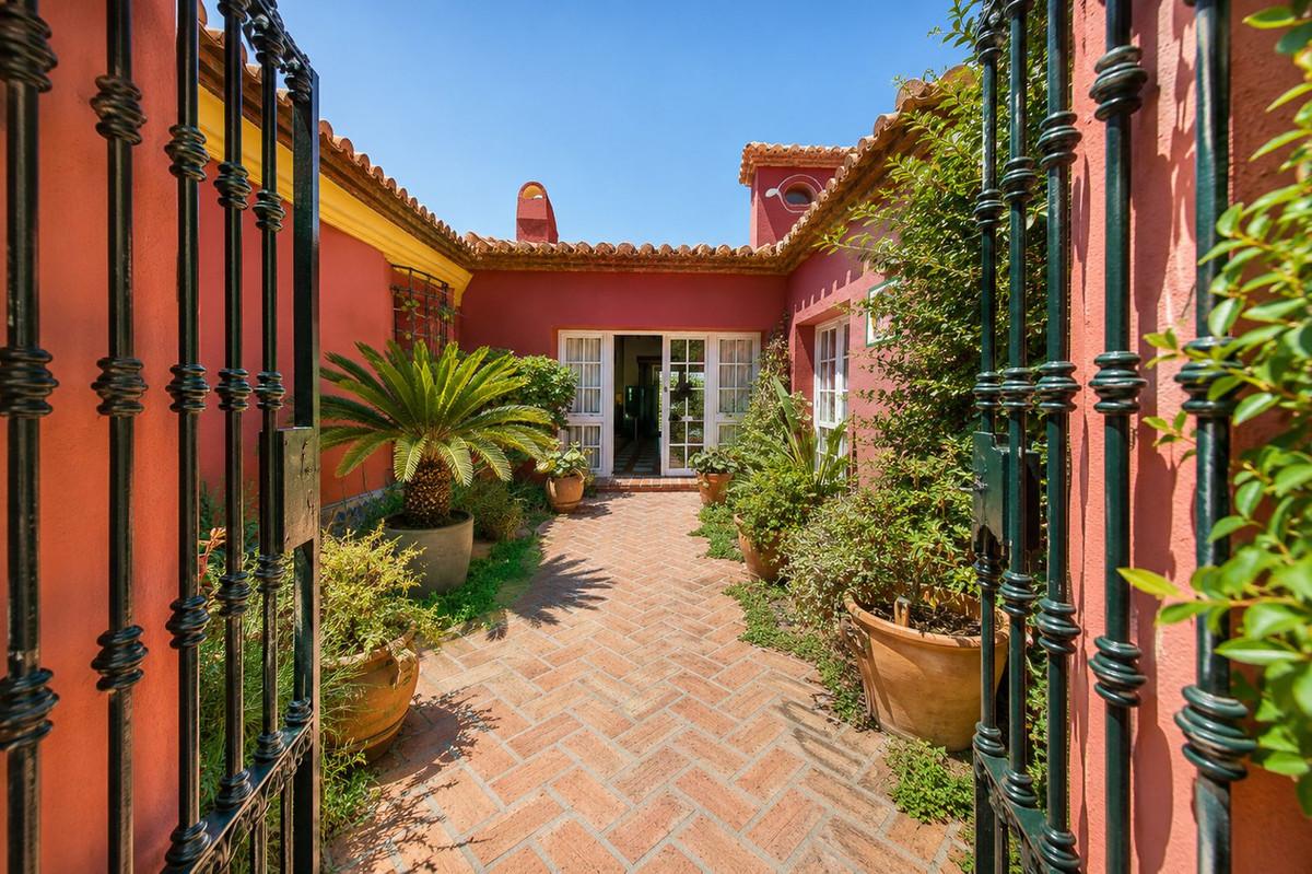 Villa for Sale in Benalmádena