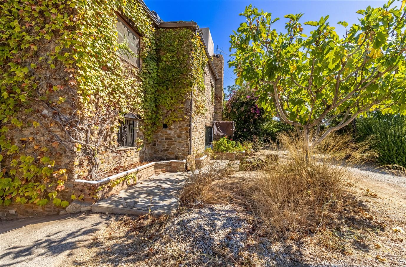 Villa for Sale in Lanjarón