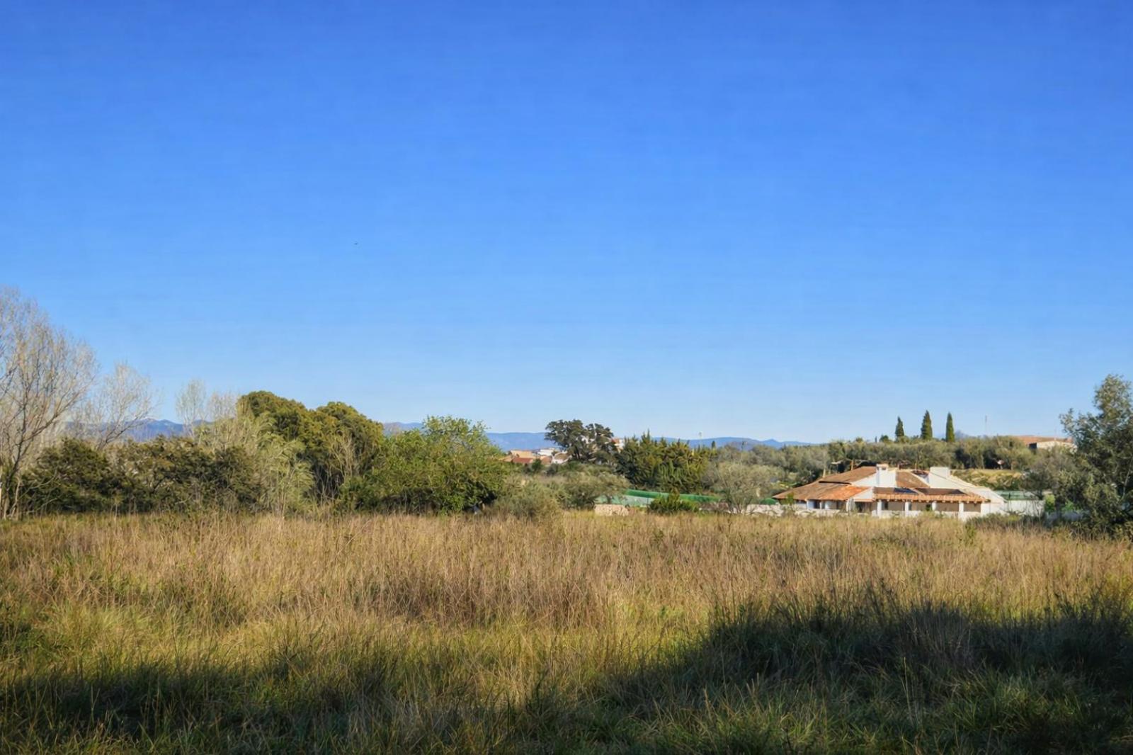 Plot for Sale in Montaverner