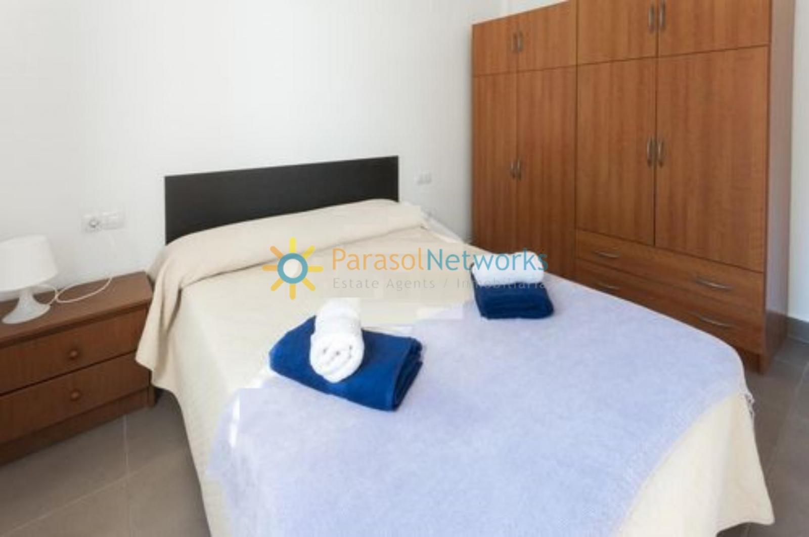 Semi-detached House for Rent in Oliva