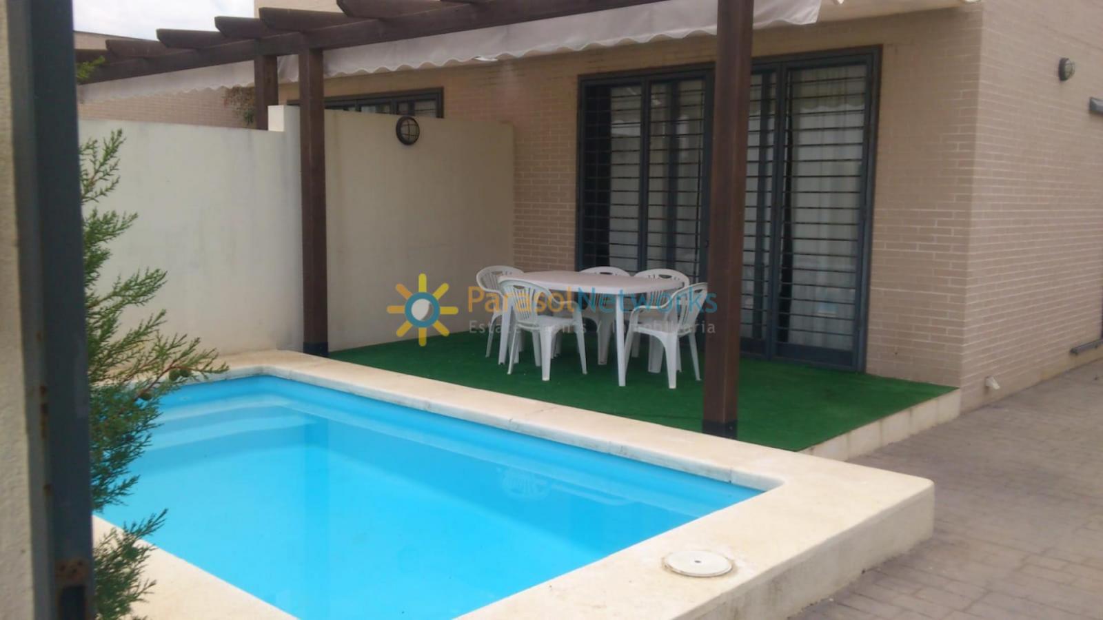 Semi-detached House for Rent in Oliva