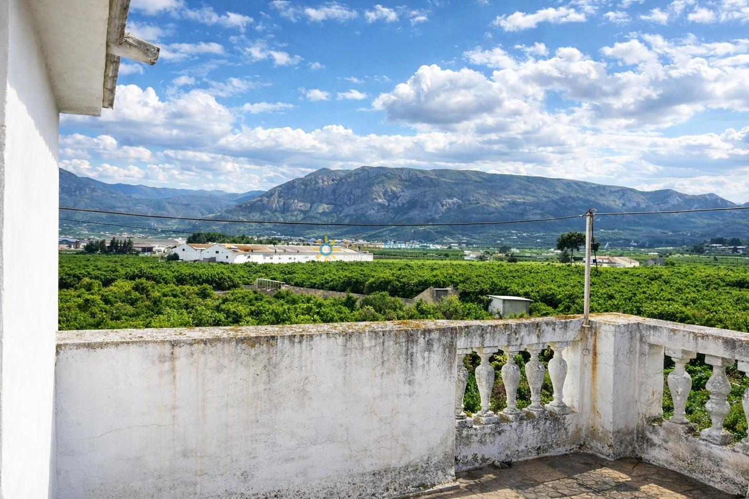 Villa en Venta en Benifairó de la Valldigna