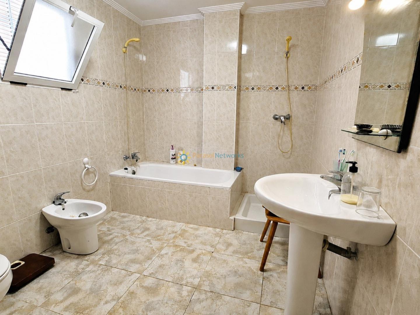 Semi-detached House for Sale in Montaverner