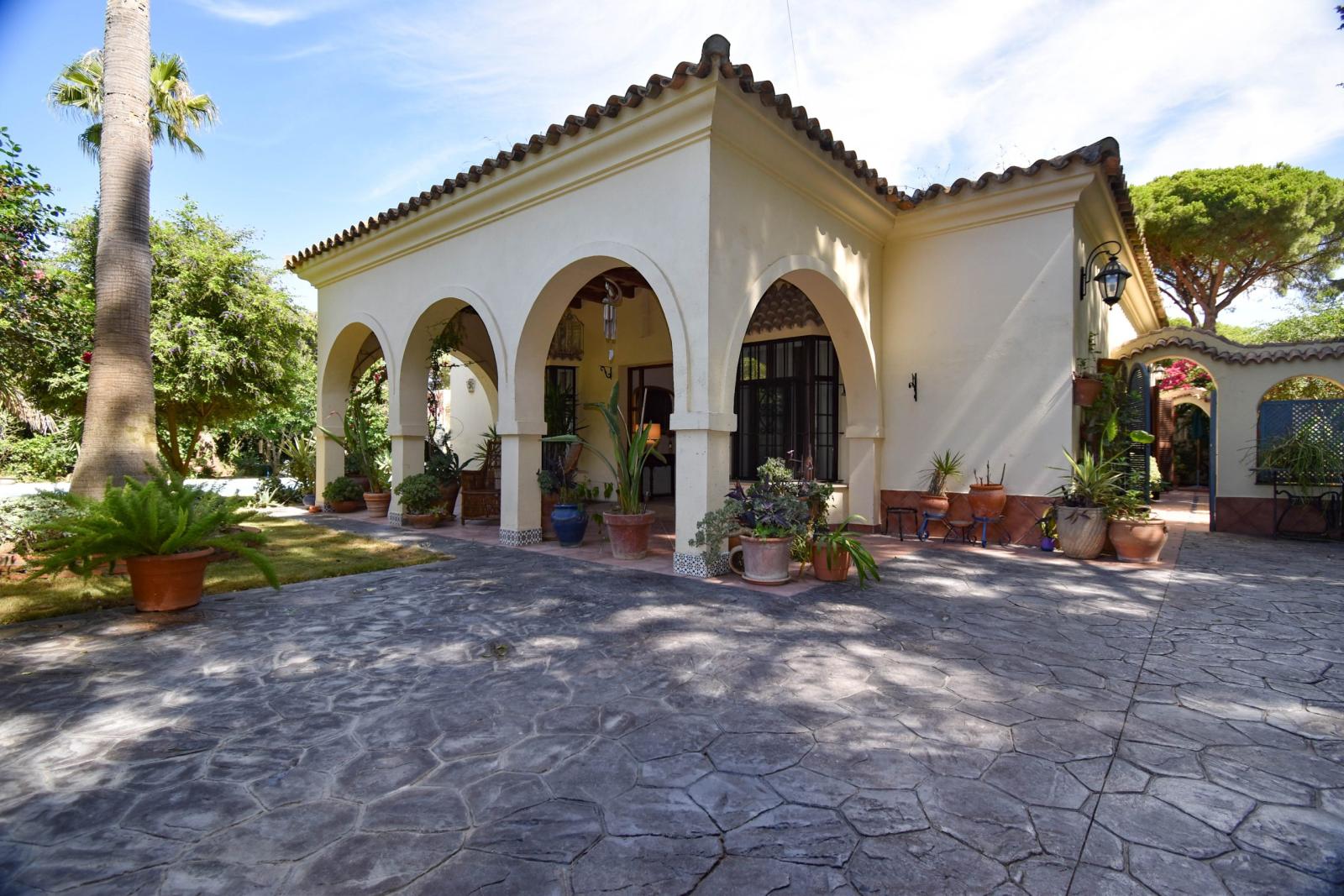 Villa for Sale in Chiclana de la Frontera
