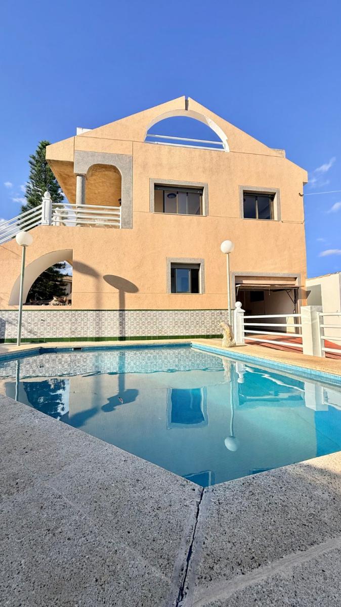 Chalet for Sale in Cartagena