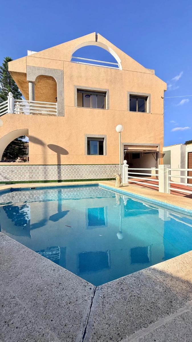 Chalet for Sale in Cartagena