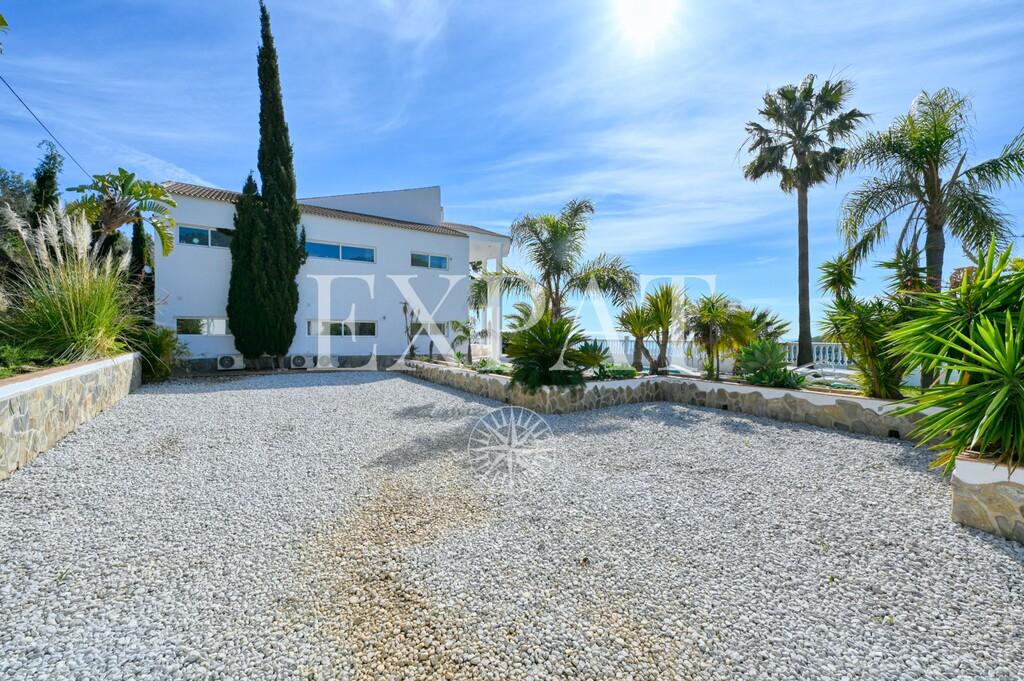 Villa for Sale in Arenas