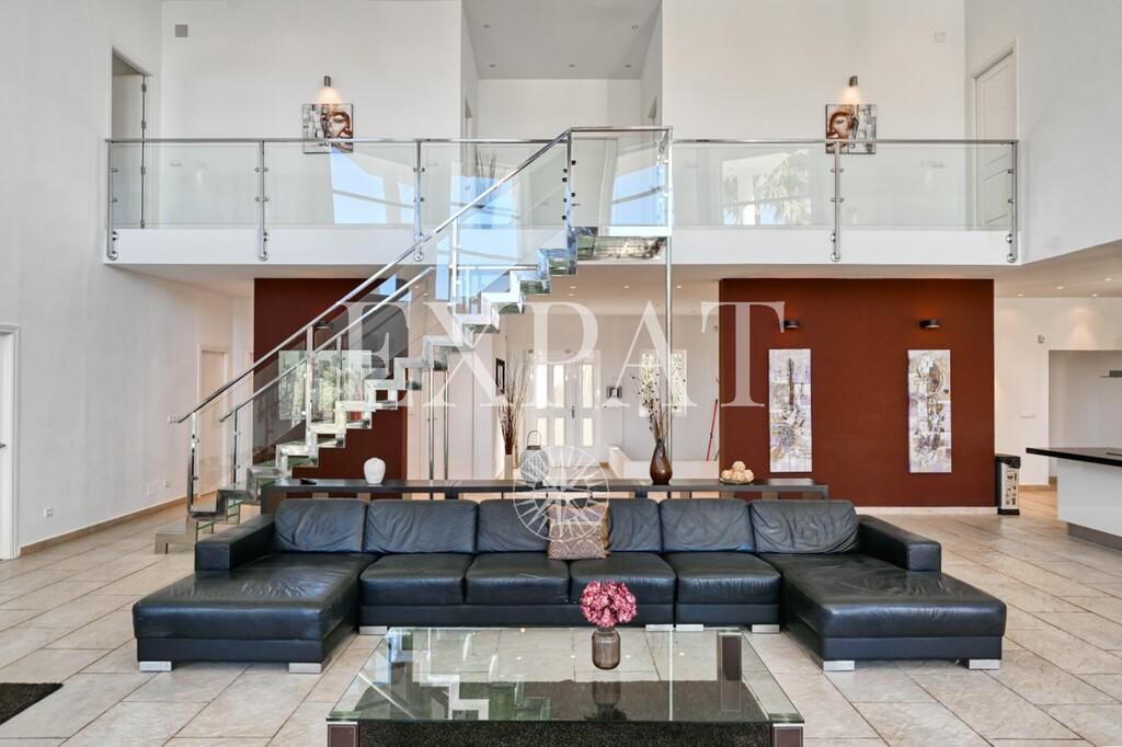 Villa for Sale in Arenas