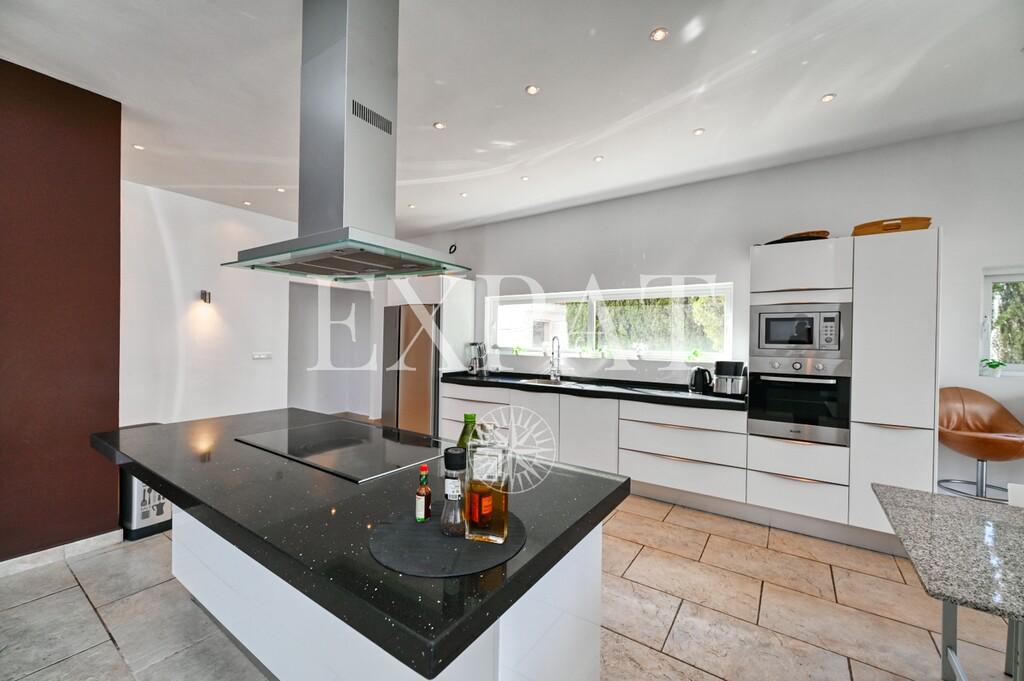 Villa for Sale in Arenas