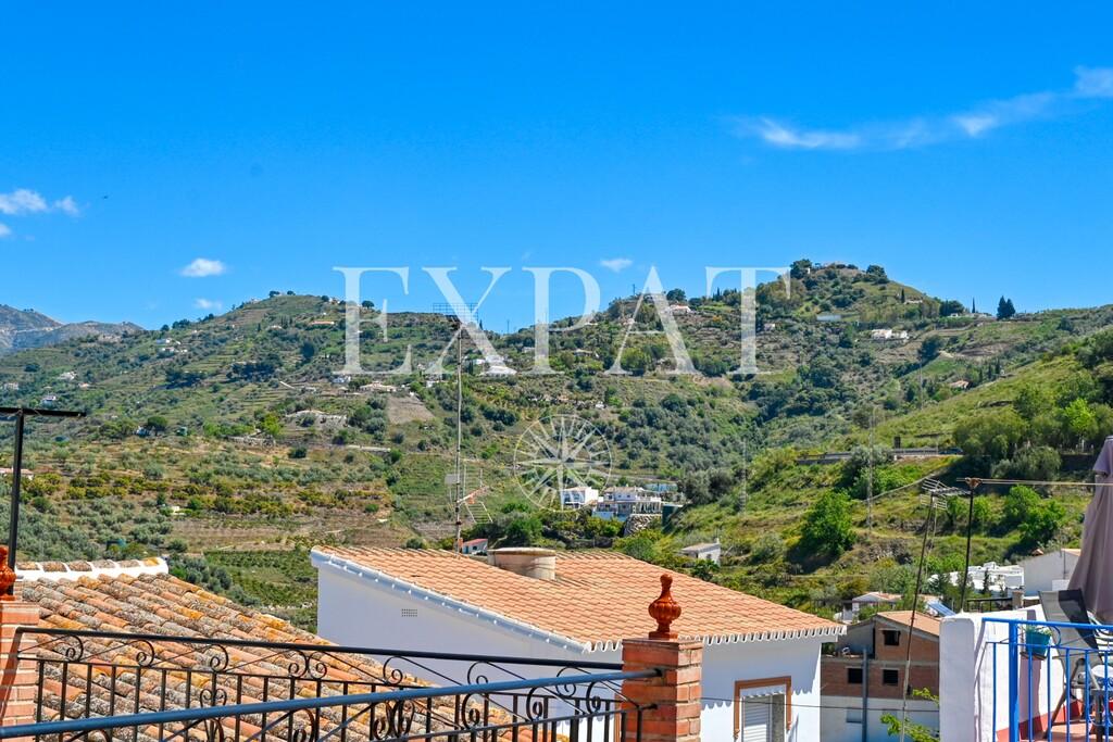 House for Sale in Sayalonga