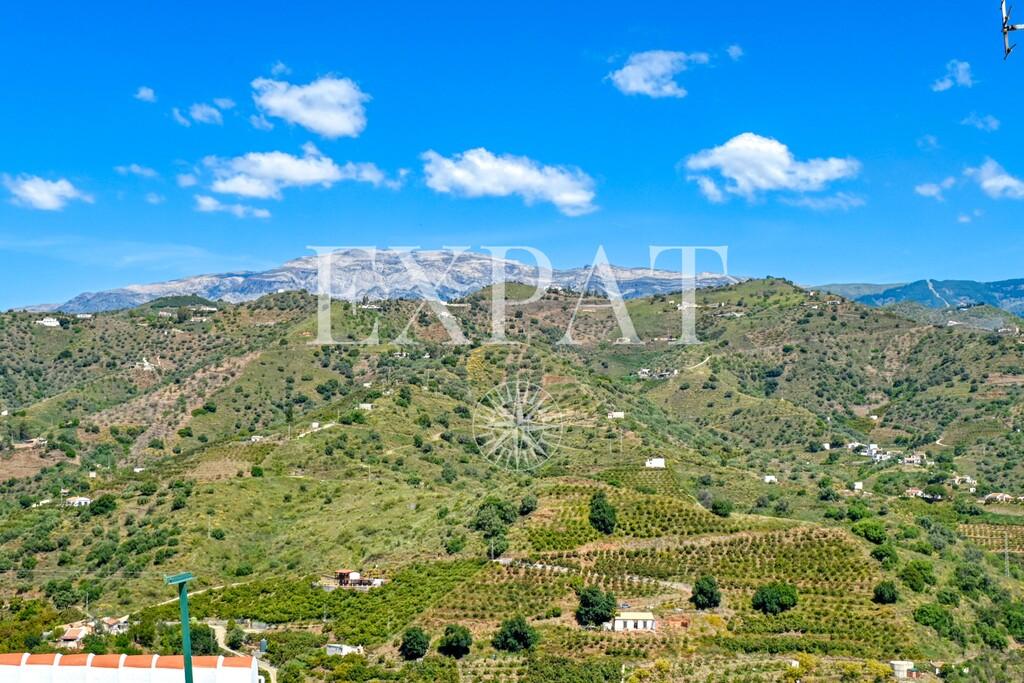 House for Sale in Sayalonga