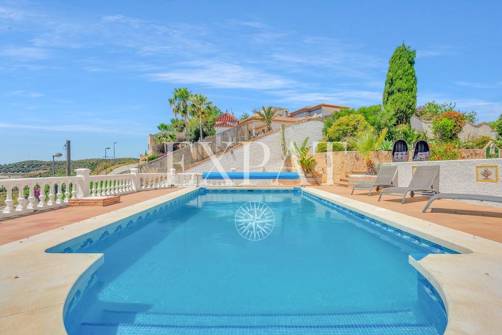 Villa for Sale in Almayate