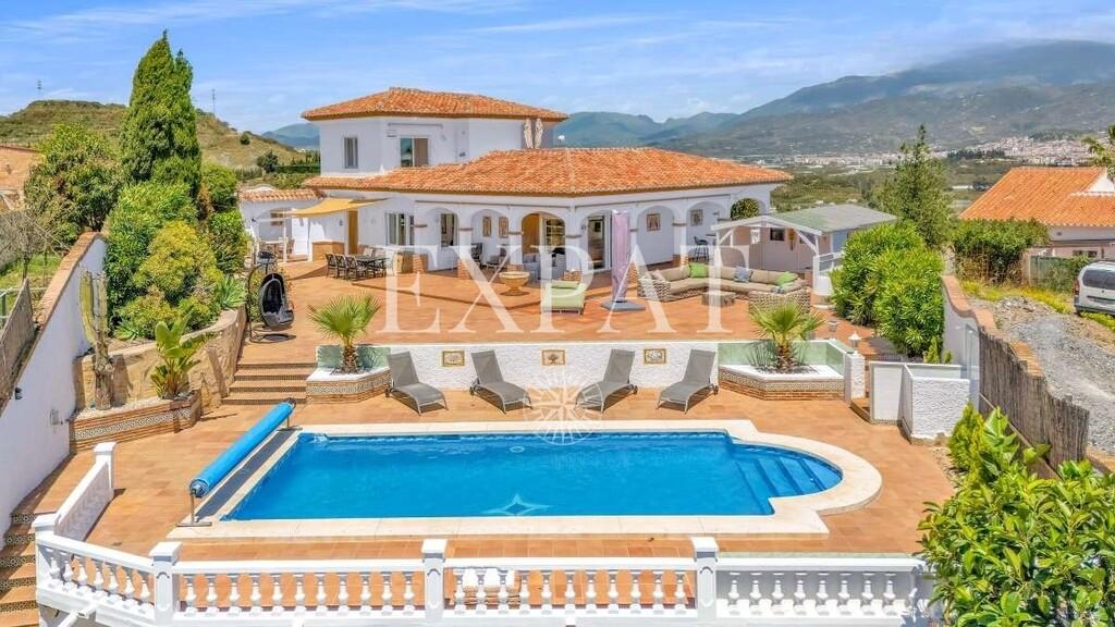 Villa for Sale in Almayate