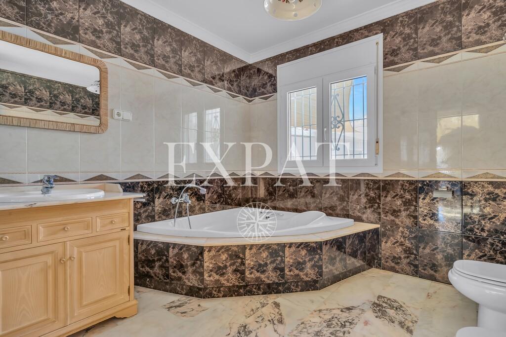 Villa for Sale in Almayate