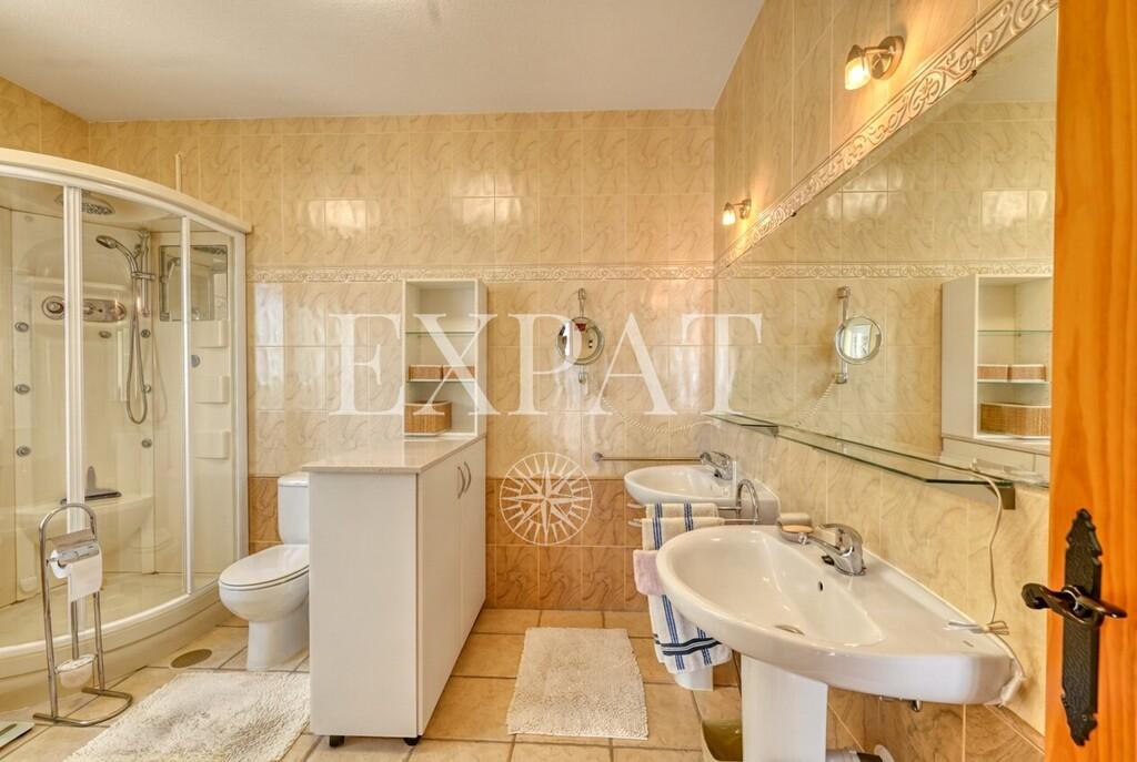 House for Sale in Arenas