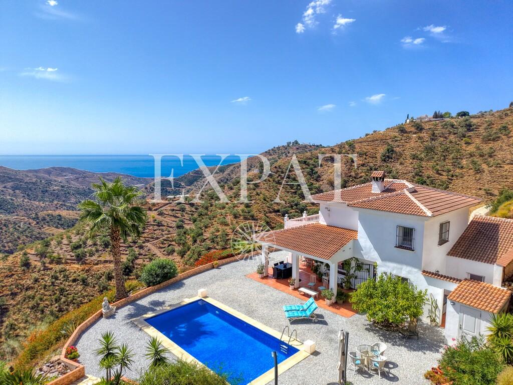 House for Sale in Sayalonga