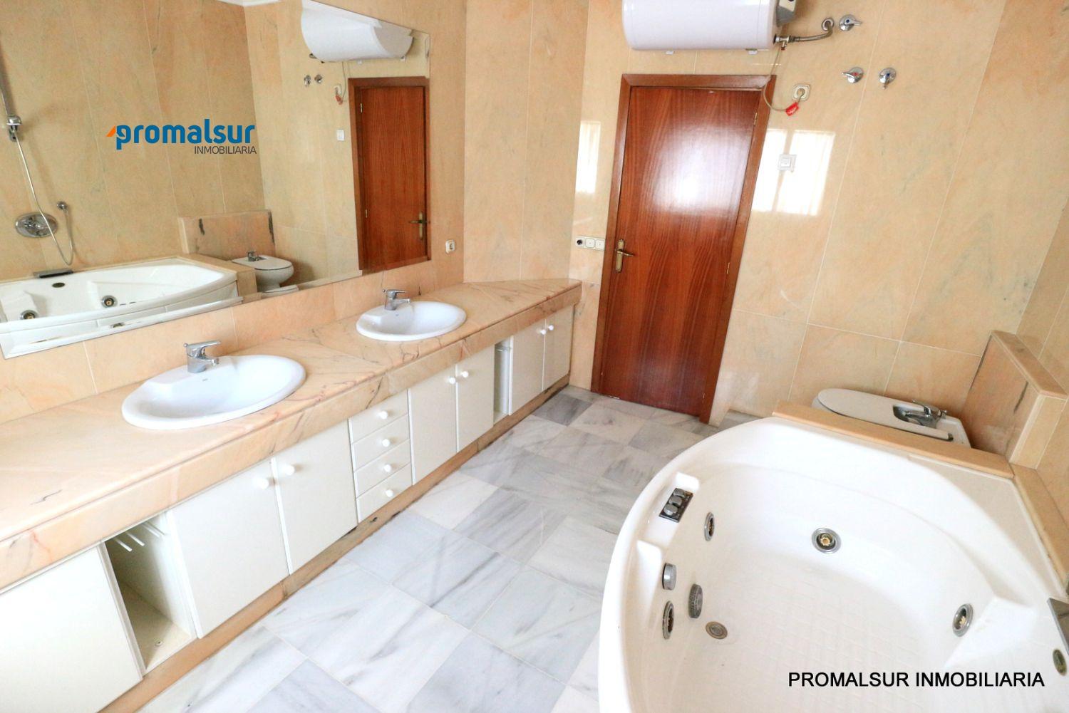 House for Sale in Puente Genil