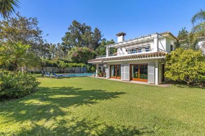 Villa for sale in Villacana-Costalita-Saladillo, Estepona - 361-13946P