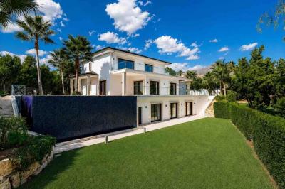Villa for sale in Los Naranjos, Marbella - 04486