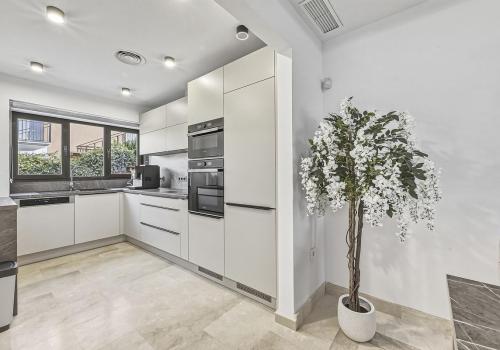 House for sale in Bahía de Marbella, Marbella - R5360689