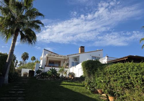 Chalet en venta en Playa Bahía Dorada, Estepona - ADO0020 Chalet en venta en Playa Bahía Dorada, Estepona - ADO0020