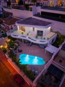 Villa for sale in Torviscas Centro y Alto, Adeje - LUX0155G