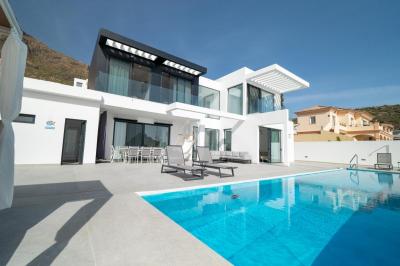 Villa for sale in Torviscas Centro y Alto, Adeje - LUX0011G
