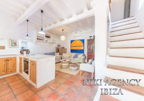 Chalet for sale in Dalt Vila - La Marina - CVE019