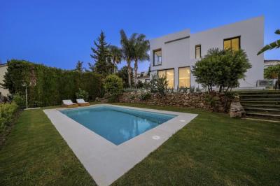 Villa for sale in Nueva Andalucía, Marbella - R5005105