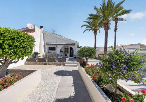 Villa for sale in Nueva Torrevieja, Torrevieja - AA-3590