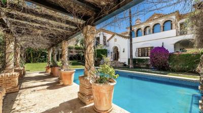 Chalet for sale in Playa Bajadilla-Puertos, Marbella - 8242303
